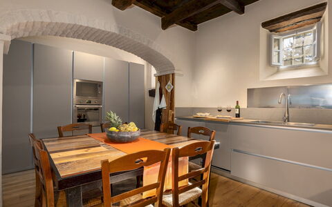Villa la Rassinata 8: Meubles, Design Intérieur, Cuisine, Sol, Comptoir, Bois, Cabinetry, Appareil De Cuisine, Plafond, Domicile