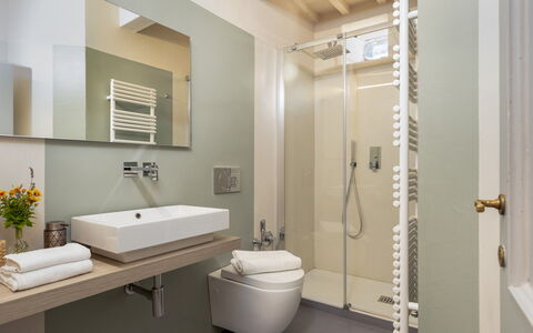Villa la Rassinata 8: Salle De Bains, Design Intérieur, Luminaire Plomberie, Sol, Sol, Lavabo, Évier, Robinet, Toilette, Plafond