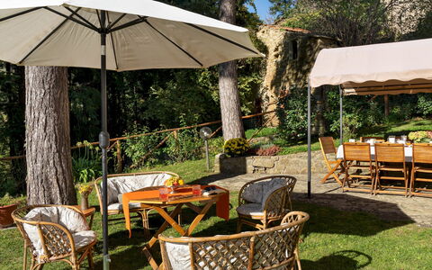 Villa la Rassinata 8: Meubles, Bois, Mobilier De Jardin, Parapluie, Table, Tableau De Plein Air, Chaise, Ombre, Jardin, Structure En Plein Air