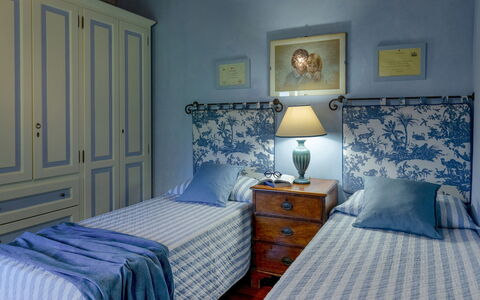 La Mandolata 12: Meubles, Lit, Bleu, Literie, Chambre, Design Intérieur, Drap De Lit, Mur, Bois, Pièce