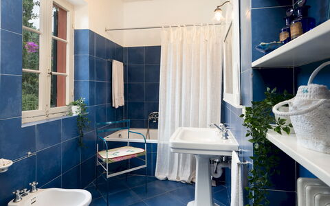 Casa del Duca 10: Bleu, Salle De Bains, Luminaire Plomberie, Design Intérieur, Évier, Sol, Lavabo, Robinet, Toilette, Sol