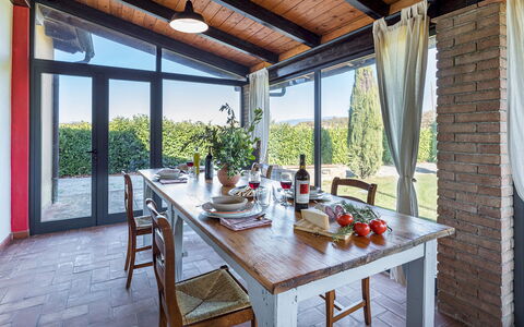 La Vigna 4: Meubles, Table, Design Intérieur, Chaise, Table Cuisine Et Salle A Manger, Domicile, Salle À Manger, Pièce, Plante D'Appartement, Plafond