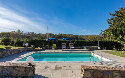 La Vigna 4: Bleu, Piscine, Recours, Composite, Ombre, Caractéristique De L'Eau, Jardin, Aménagement Paysager, Eco Hôtel, Mobilier De Jardin