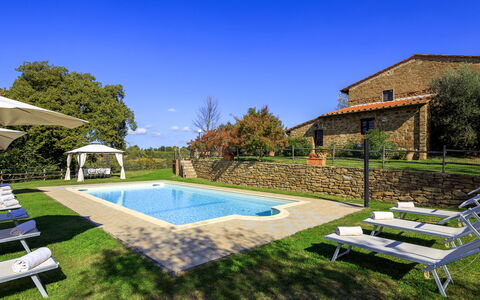 Villa le Tornaie 14: Piscine, Jardin, Biens, Pelouse, Arrière-Cour, Aménagement Paysager, Mobilier De Jardin, Hacienda, Cour, Ferme