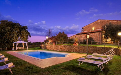 Villa le Tornaie 14: Piscine, Biens, Hacienda, Villa, Ferme, Arrière-Cour, Crépuscule, Cour, Soirée, Nuit