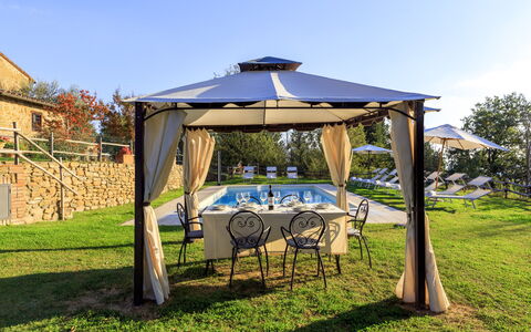 Villa le Tornaie 14: Canopée, Meubles, Belvédère, Mobilier De Jardin, Ombre, Tente, Structure En Plein Air, Chaise, Parapluie, Jardin