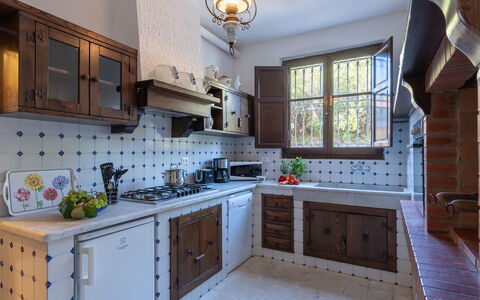 Villa ai Venti 8: Cuisine, Comptoir, Cuisinière, Sol, Bois, Principaux Appliance, Design Intérieur, Meubles, Appareil De Cuisine, Cabinetry