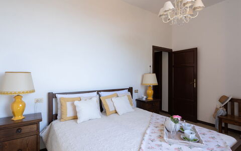 Villa ai Venti 8: Lit, Meubles, Design Intérieur, Chambre, Drap De Lit, Literie, Bois, Sol, Pièce, Sol
