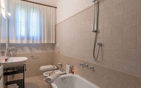 Villa ai Venti 8: Salle De Bains, Luminaire Plomberie, Sol, Design Intérieur, Lavabo, Évier, Sol, Robinet, Plomberie, Toilette