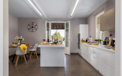 Villa Dada 10: Meubles, Design Intérieur, Cuisine, Comptoir, Sol, Plafond, Luminaire, Appareil De Cuisine, Cabinetry, Domicile