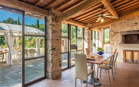 Casale la Splendida 10: Meubles, Bois, Table, Table Cuisine Et Salle A Manger, Design Intérieur, Chaise, Plafond, Sol, Salle À Manger, Porte