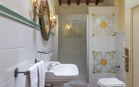 Villa Iside 8: Salle De Bains, Luminaire Plomberie, Design Intérieur, Sol, Robinet, Lavabo, Plomberie, Tuile, Évier, Porcelaine