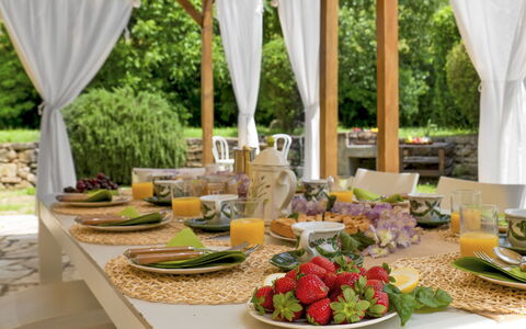 Villa Iside 8: Meubles, Vaisselle, Table, Aliments, Nappe De Table, Chaise, Vaisselle, Serveware, Design Intérieur, Drinkware