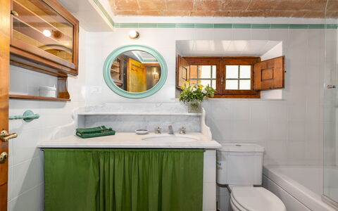 Villa Treggiaia 12+2: Design Intérieur, Luminaire Plomberie, Évier, Armoire De Toilette, Salle De Bains, Lavabo, Sol, Robinet, Plafond, Sol