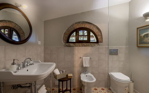Villa Loredana 12: Mur, Design Intérieur, Sol, Luminaire Plomberie, Lavabo, Sol, Salle De Bains, Évier, Robinet, Plomberie