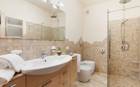 Villa Castiglione 9: Salle De Bains, Lavabo, Luminaire Plomberie, Sol, Design Intérieur, Évier, Sol, Armoire De Toilette, Toilette, Miroir