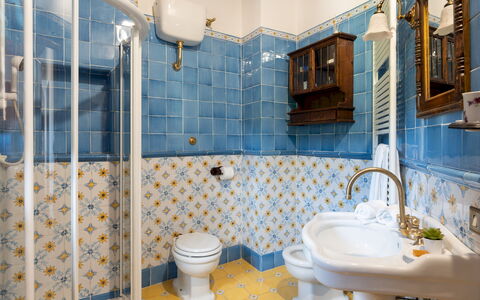 Casa Paggetti 8: Design Intérieur, Sol, Luminaire Plomberie, Sol, Salle De Bains, Tuile, Éclairage, Lavabo, Robinet, Plomberie
