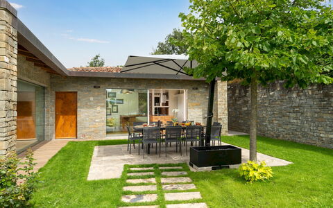 Villa Krisztina 10: Domicile, Maison, Jardin, Porte, Zone Résidentielle, Lot Terre, Toit, Chalet, Brique