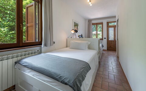 Villa Pianello 10: Lit, Chambre, Design Intérieur, Bois, Drap De Lit, Literie, Meubles, Plafond, Sol, Domicile