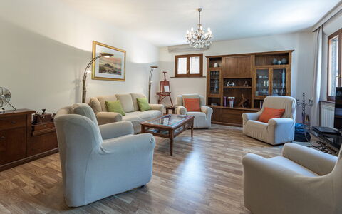 Villa Pianello 10: Meubles, Design Intérieur, Sol, Canapé, Sol, Bois, Pièce, Salon, Plafond, Table