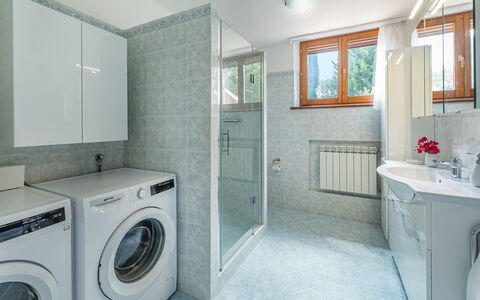 Villa Pianello 10: Sol, Design Intérieur, Sol, Luminaire Plomberie, Plafond, Armoire De Toilette, Robinet, Pièce, Salle De Bains, Tuile