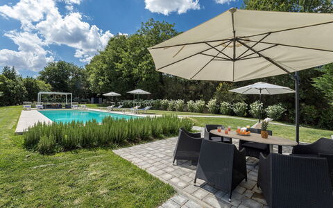 Villa Pianello 10: Piscine, Mobilier De Jardin, Meubles, Jardin, Balancelle, Recours, Aménagement Paysager, Ombre, Chaise, Parapluie