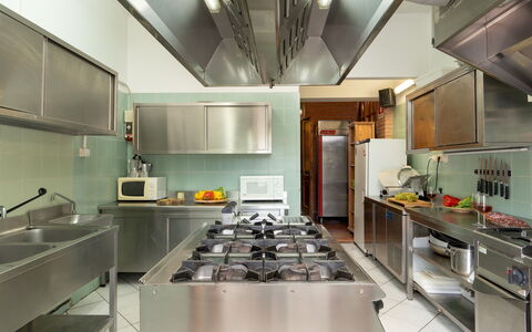 Valleverde 28+2: Cuisine, Appareil De Cuisine, Comptoir, Principaux Appliance, Cuisinière, Le Fourneau, Plafond, Éclairage, Gaz Poele, Aliments
