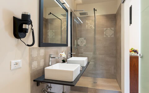 Valleverde 28+2: Design Intérieur, Luminaire Plomberie, Salle De Bains, Sol, Mur, Évier, Miroir, Sol, Lavabo, Robinet