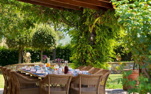 Villa Allodola 12: Meubles, Table, Mobilier De Jardin, Tableau De Plein Air, Chaise, Jardin, Ombre, Pot De Fleur, Table Cuisine Et Salle A Manger