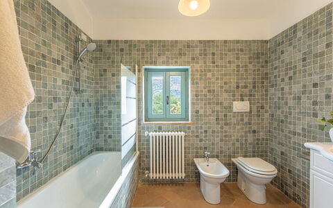 Casa Pippin 8: Sol, Salle De Bains, Luminaire Plomberie, Sol, Design Intérieur, Tuile, Plafond, Plomberie, Robinet, Toilette