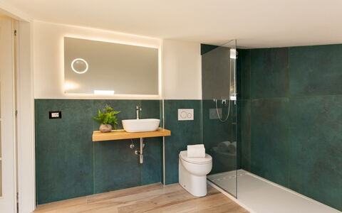 La Villanella 6: Mur, Luminaire Plomberie, Sol, Design Intérieur, Salle De Bains, Sol, Plomberie, Robinet, Lavabo, Miroir