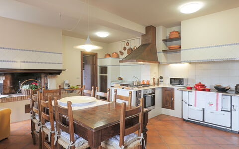 Il Cerreto 11: Meubles, Design Intérieur, Sol, Cuisine, Plafond, Bois, Sol, Pièce, Cabinetry, Comptoir