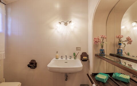 Il Cerreto 11: Lavabo, Salle De Bains, Luminaire Plomberie, Mur, Design Intérieur, Évier, Miroir, Sol, Sol, Robinet