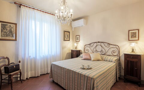 Il Cerreto 11: Meubles, Lit, Chambre, Mur, Design Intérieur, Drap De Lit, Literie, Sol, Pièce, Sol