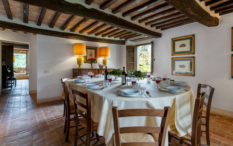 Castellare in Poggio 10: Meubles, Table, Salle À Manger, Design Intérieur, Domicile, Table Cuisine Et Salle A Manger, Chaise, Plante D'Appartement, Pot De Fleur, Nappe De Table