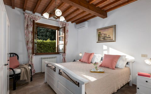La Nula 4: Meubles, Lit, Design Intérieur, Chambre, Mur, Literie, Drap De Lit, Bois, Sol, Pièce