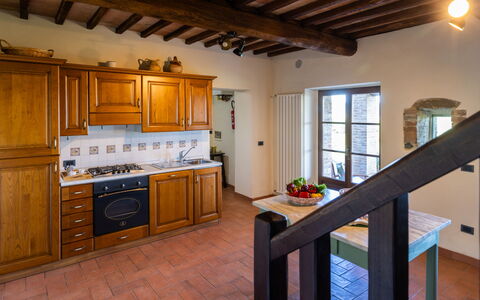 Podere San Lorenzo 12: Sol, Bois, Meubles, Design Intérieur, Sol, Comptoir, Cuisine, Pièce, Plafond, Cabinetry