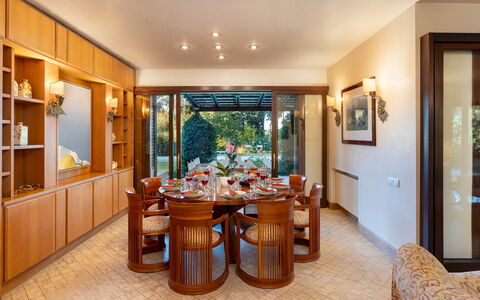 Villa Puntala 10: Meubles, Design Intérieur, Bois, Sol, Table, Plafond, Salle À Manger, Chaise, Table Cuisine Et Salle A Manger, Éclairage