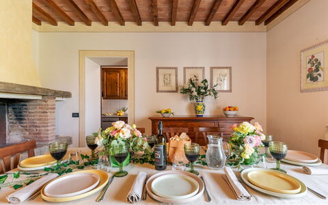 Casale Fienile 8: Meubles, Table, Design Intérieur, Vaisselle, Nappe De Table, Table Cuisine Et Salle A Manger, Salle À Manger, Chaise, Pièce, Vaisselle