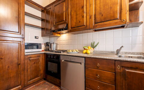 Casale Fienile 8: Cabinetry, Cuisine, Bois, Comptoir, Principaux Appliance, Appareil De Cuisine, Sol, Design Intérieur, Placard, Pièce