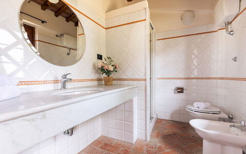 Casale Fienile 8: Sol, Design Intérieur, Sol, Luminaire Plomberie, Robinet, Salle De Bains, Plomberie, Plafond, Évier, Tuile