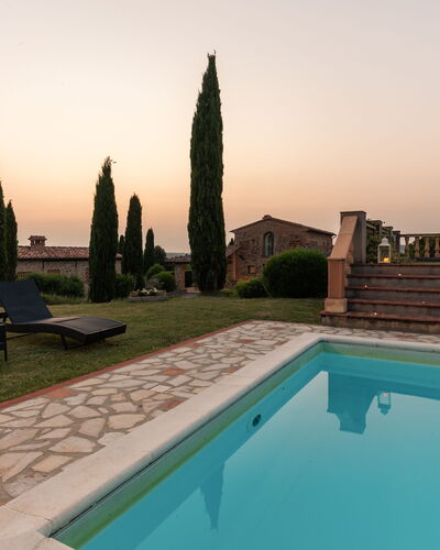 Casale Fienile 8: Piscine, Mobilier De Jardin, Biens, Hacienda, Ombre, Cour, Villa, Recours, Aménagement Paysager, Cour