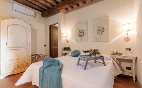 Casale Teatro 10: Meubles, Chambre, Design Intérieur, Lit, Domicile, Sol, Sol, Drap De Lit, Pièce, Éclairage