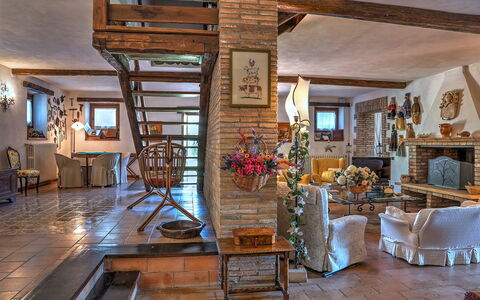 Casale Tre Cipressi 10: Meubles, Design Intérieur, Plafond, Table, Chaise, Domicile, Sol, Pièce, Salon, Pot De Fleur