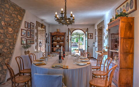 Casale Tre Cipressi 10: Meubles, Design Intérieur, Table, Chaise, Éclairage, Plafond, Salle À Manger, Table Cuisine Et Salle A Manger, Sol, Luminaire