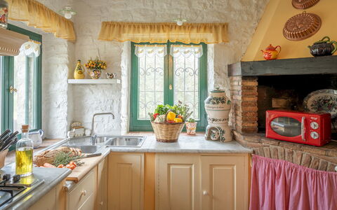 Casale delle Farfalle 12: Design Intérieur, Meubles, Bois, Cuisine, Éclairage, Pièce, Domicile, Sol, Plafond, Cabinetry
