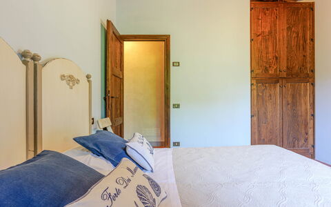Villa Jasmine 8: Bois, Design Intérieur, Chambre, Meubles, Lit, Drap De Lit, Sol, Sol, Pièce, Literie