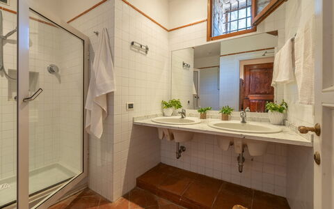 Villa la Pizzichina 10: Lavabo, Design Intérieur, Luminaire Plomberie, Salle De Bains, Sol, Évier, Sol, Plafond, Meubles, Robinet