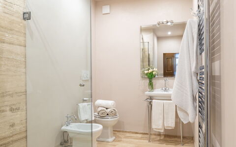 Villa la Monarca 16: Salle De Bains, Sol, Design Intérieur, Luminaire Plomberie, Siège De Toilette, Sol, Toilette, Évier, Plomberie, Robinet