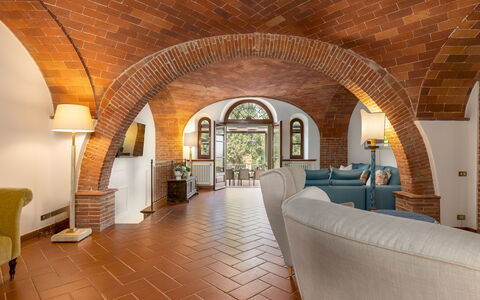Villa la Monarca 16: Design Intérieur, Plafond, Meubles, Pièce, Chaise, Tache De Bois, Plante D'Appartement, Brique, Canapé, Luminaire